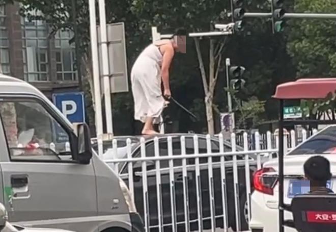 辆轿车通报:系精神病发作家属愿意承担赔偿PG麻将胡了2模拟器女子持械当街打砸多(图2) 辆轿车通报:系精神病发作家属愿意承担赔偿PG麻将胡了2模拟器女子持械当街打砸多(图2)